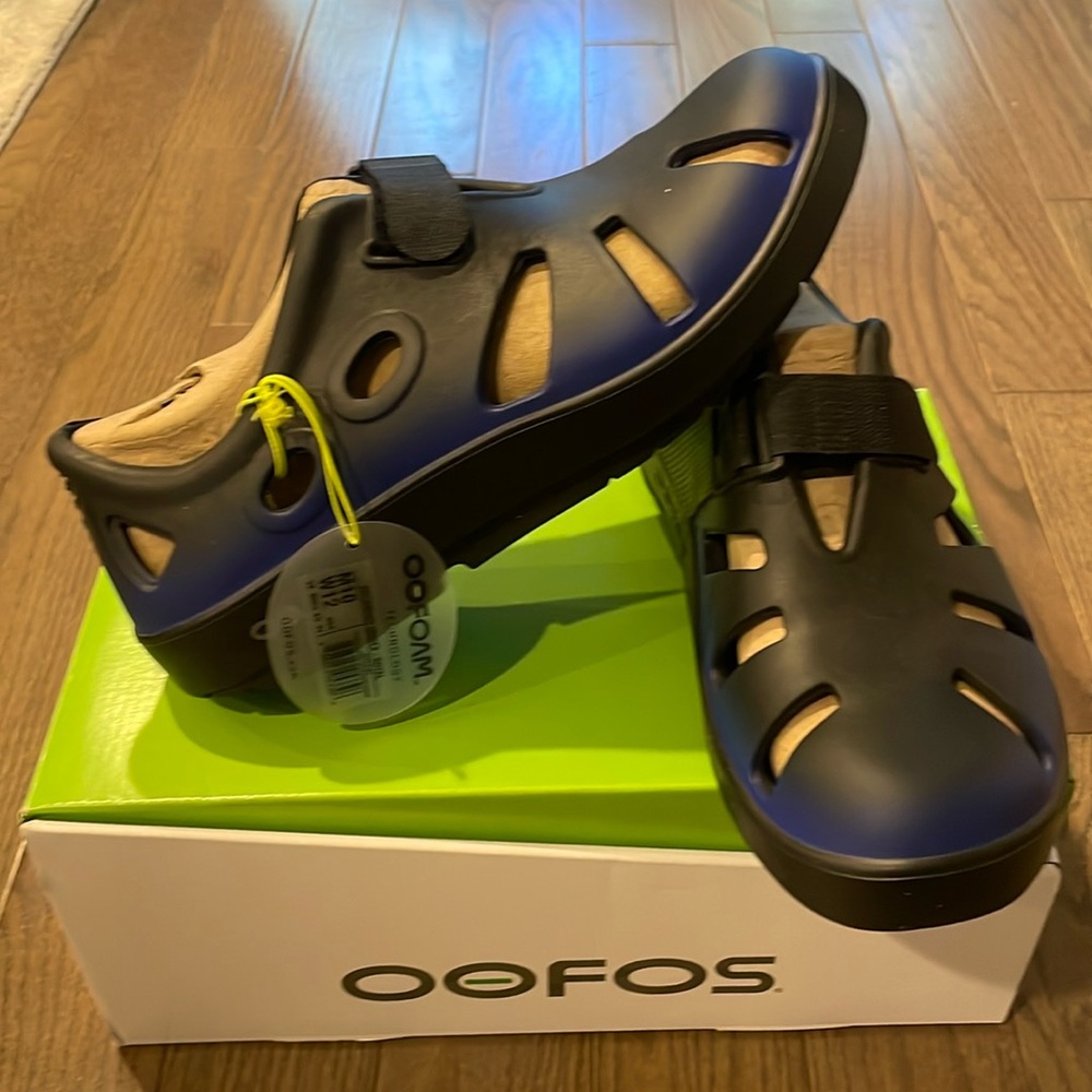 Oofos Oocandoo Unisex Male 10 Female 12 water shoes/sandals Black and Royal Blue